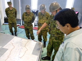 陸上自衛隊第１１普通科連隊 斗賀山信美副連隊長から現状説明を受ける市長