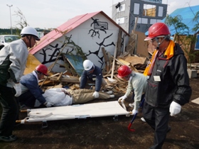 救出訓練のようす（負傷者を担架で救助する。）