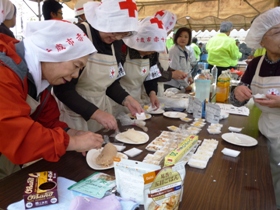 炊出訓練（千歳市赤十字奉仕団、社会福祉協議会によるハイゼックス（耐熱ビニール袋）による炊飯、ジュース・ビールでの炊飯など）