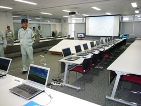 災害対策本部設置訓練（災害発生によりパソコンや図面などの機材を設置する。）