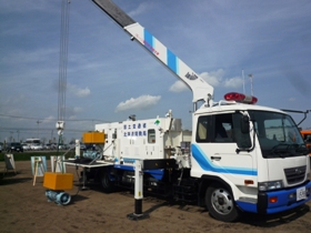 国土交通省千歳川河川事務所による排水ポンプ車と照明車