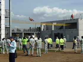 隣りのビルから出火したビルに取り残された被災者の救助に向かう市消防隊員
