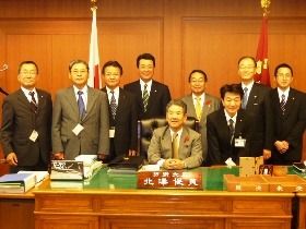北澤防衛大臣と市長、町長とともに同行した職員も一緒に記念撮影させていただきました。