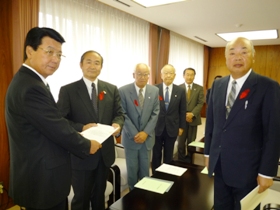 要望書を受理しました。（左から市長、千歳市町内会連合会  沼田常好会長､河村慶昭副会長、木谷劭副会長､佐々木良知副会長）