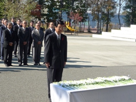 献花を行う山口市長