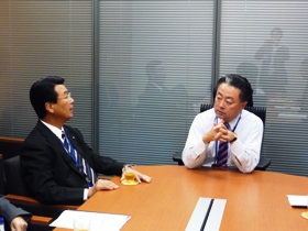 同事務所を訪問中の北海道議会  遠藤連議員へ説明
