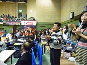 レラカムイ北海道が９１対８４で試合に勝ち拍手であふれる会場内のようす