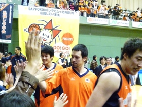 ファンの方々と握手をするレラカムイ北海道の選手