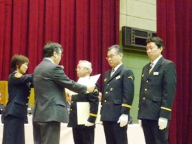 北海道消防表彰（荒川剛北海道石狩振興局長から贈呈）