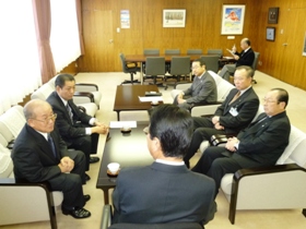 前田社長、前田専務、山口市長、力示社会福祉協議会会長、二ツ屋同常務理事との懇談のようす1