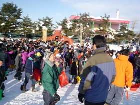 各除雪地区に向かう参加者の皆さんにごあいさつする市長1