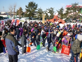 各除雪地区に向かう参加者の皆さんにごあいさつする市長2