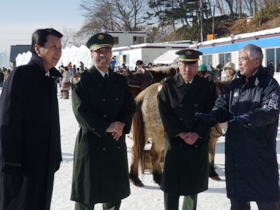 井上一第１１普通科連隊長、坂元紀麿千歳鹿児島県人会事務局長の方々と