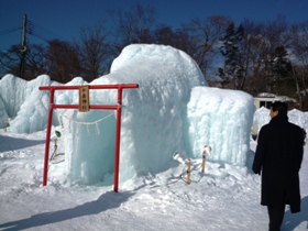 この鳥居を二人でくぐると永遠の幸せをつかむことができるといわれている神秘の神様！？を奉った『氷濤神社』