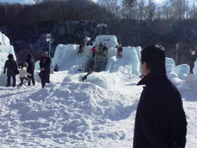 毎年、大人気の氷の滑り台