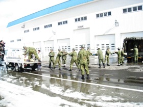 当市の備蓄品を積み込んでいる陸上自衛隊の方々のようす