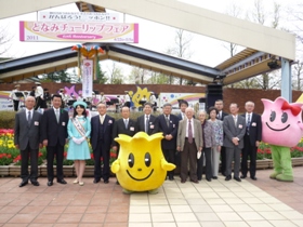 千歳富山県人会、支笏湖まつり実行委員会、井上五三男砺波市議会議長、上田砺波市長、石川一郎千歳市議会議長と1