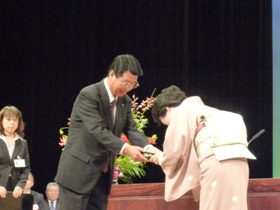 皆様を代表して川口初子様に祝品を贈呈しました