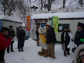 北海道警察マスコット「ほくとくん」と一緒に 