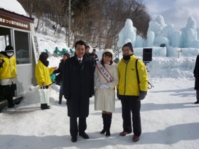 豊留指宿市長とスカイレディ千歳川原慶子さんと一緒に 