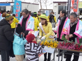 チューリップをプレゼントする柴田砺波市副市長