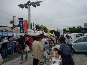 朝から屋台も大賑わい