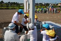 浸水体験装置により浸水時の状況を体験