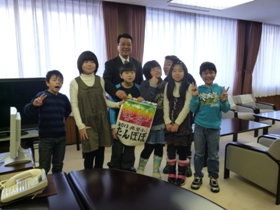 北栄小学校たんぽぽ学級児童手作りカレンダー贈呈2