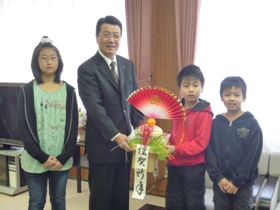 高台町内会子ども会鏡餅の贈呈