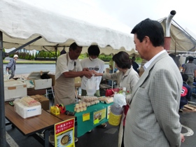 プリンや焼きたてピザなど美味しそうなものが並んでいます