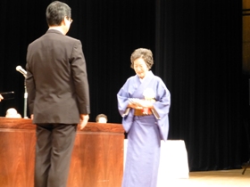 敬老会のお祝い品を贈呈しました（代表：山口春秋江様）