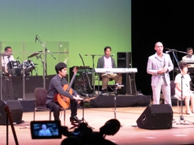 ギターリスト竹形貴之さんと千歳在住のバルガスさんの共演