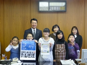 北栄小学校たんぽぽ学級児童手作りカレンダー贈呈