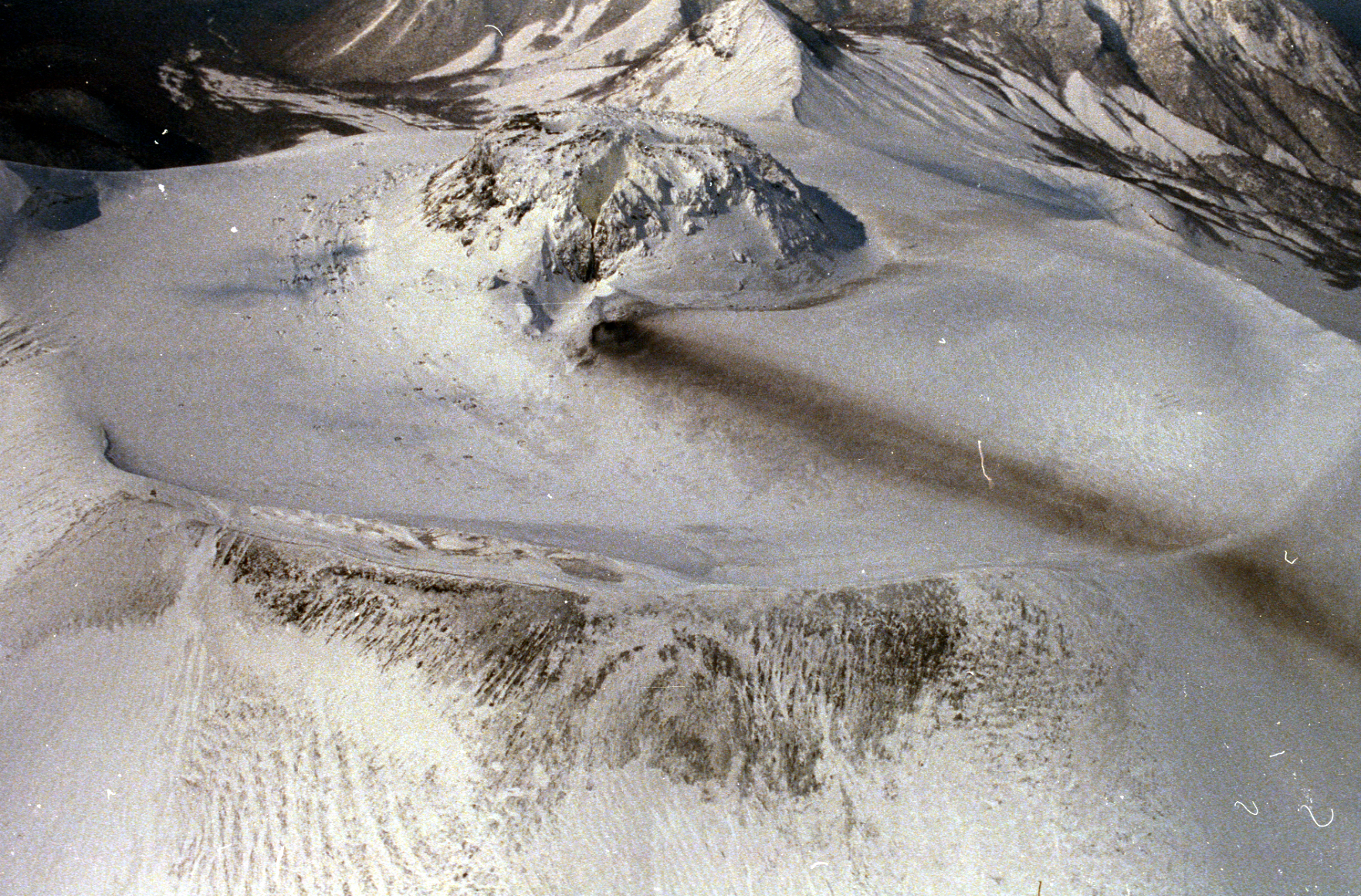 1979年2月の小噴火で雪上に積もった火山灰??(勝井義雄氏撮影）