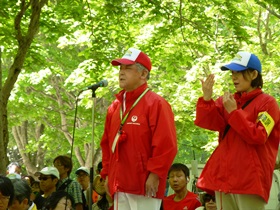 ハーフマラソンスターター（石川一郎千歳市体育協会会長）