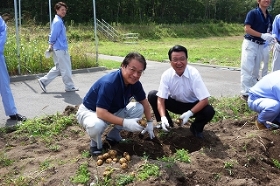 従業員間の交流を深める場となっている工場内の菜園