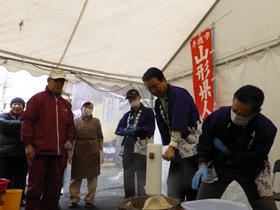 餅つきの様子 ?