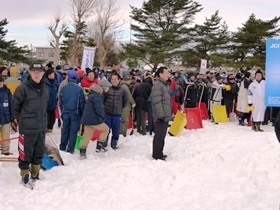 各自で除雪道具を持って集合