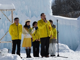 翌14日??氷濤まつり会場??指宿市の皆さん 