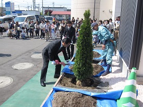 ?５周年を記念してスタッフやお母さんと共に植樹