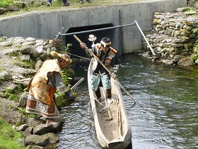 チプ（丸木舟）に乗る千歳アイヌ協会会員