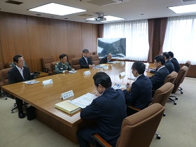 北海道防衛局による平成２７年度防衛白書の説明