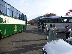  倶知安町民を乗せたバス到着