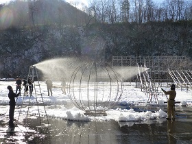 骨組に湖水を吹き付けるセレモニー