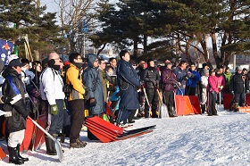 各自で除雪道具を持って集合 