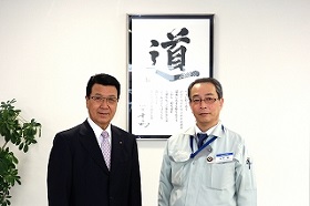 山下工場長様と記念撮影