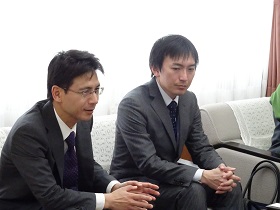 25日髙橋啓介 北海道地方環境事務所統括自然保護官(左)