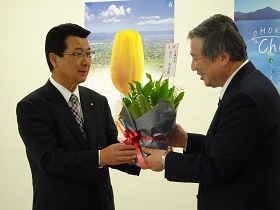 砺波市長へすずらんの贈呈