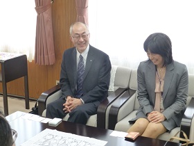 5日  福井宏行 石狩振興局長(左) 