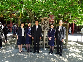 日本航空スタッフの皆さんと御神木「飛梅」の下で